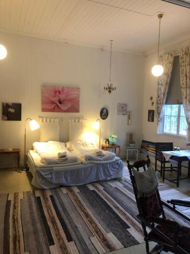 Alfta的住宿－Långhedgården Bed & Breakfast，一间卧室配有一张床和一张大地毯