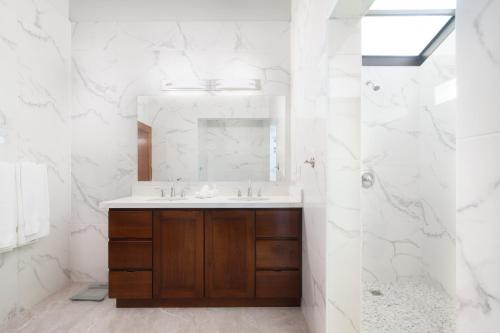 a bathroom with a sink and a mirror at Casa Woodbine Private House on Tamarindo Beach in Tamarindo