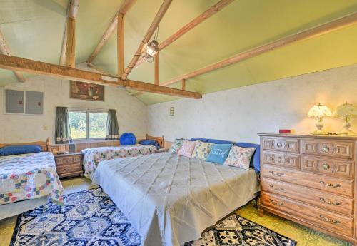 Llit o llits en una habitació de Grandpas Cabin about 30 Miles to Yellowstone!