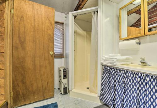 Vonios kambarys apgyvendinimo įstaigoje Grandpas Cabin about 30 Miles to Yellowstone!