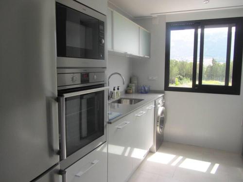 City Apt - Sleeps 4 Community Pool & Parking