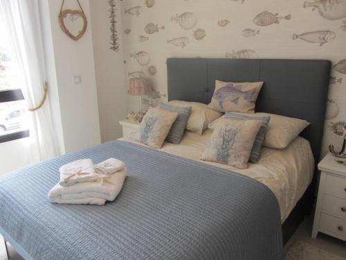 City Apt - Sleeps 4 Community Pool & Parking