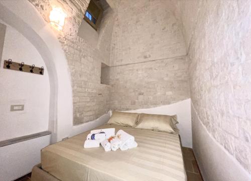 a small bedroom with two stuffed animals on a bed at Antico Trullo Pasubio in Alberobello