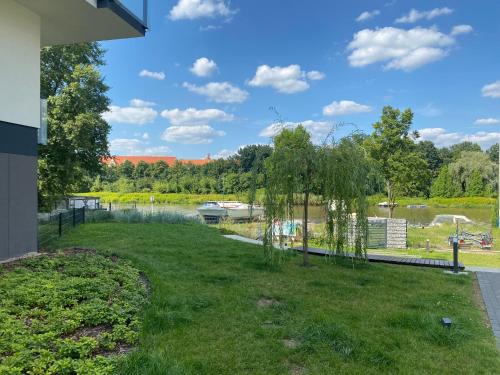 - Vistas a un parque con río y árboles en Uroczy apartament Art Marina z widokiem na rzekę i bezpłatnym parkingiem, en Wroclaw