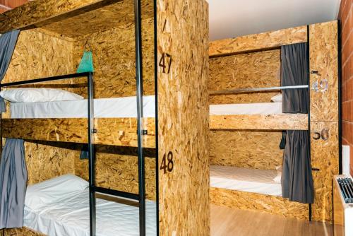 Habitación con literas en un albergue en Albergue Santiago 15 Monforte, en Monforte de Lemos