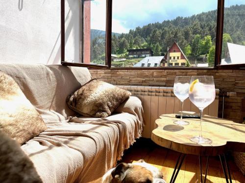 - un salon avec un canapé et 2 verres à vin dans l'établissement DÚPLEX La MOLINA a 5 minutos de las pistas de esquí, à La Molina