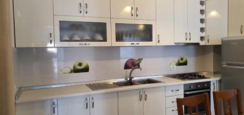 都拉斯GERI'S的带白色橱柜和水槽的厨房