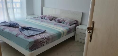 een kleine slaapkamer met een bed en een raam bij GERI'S in Durrës