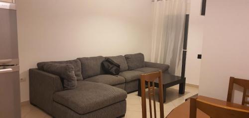 een woonkamer met een bank en een stoel bij GERI'S in Durrës