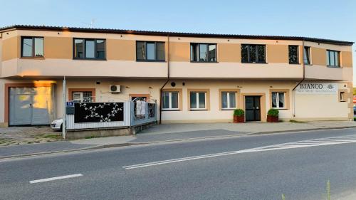 ein Gebäude an der Straßenseite in der Unterkunft Bianco - pokoje noclegowe in Częstochowa