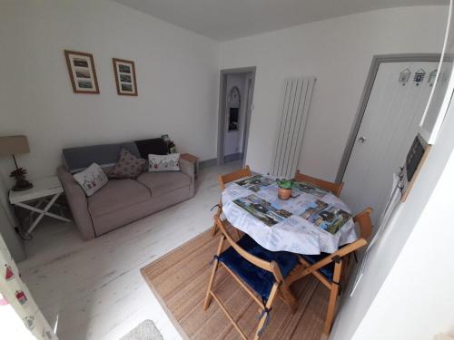 Χώρος καθιστικού στο 'Pavilion Cottage' next to Gorleston beach with sea views - pet friendly!