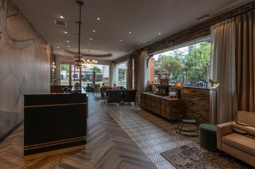 a lobby with a bar and a waiting room at St Charles Coach House, an Ascend Collection Hotel in New Orleans