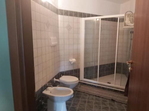 La salle de bains est pourvue de toilettes, d'une douche et d'un lavabo. dans l'établissement I Portici guest house, à Alexandrie