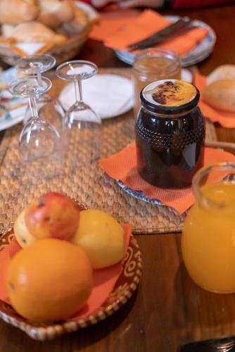 un tavolo sormontato da piatti di frutta e un barattolo di succo di Casa do Palheiro a Campo do Gerês