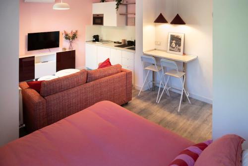 a living room with a couch and a table and a kitchen at Zamora Suites Central in Zamora
