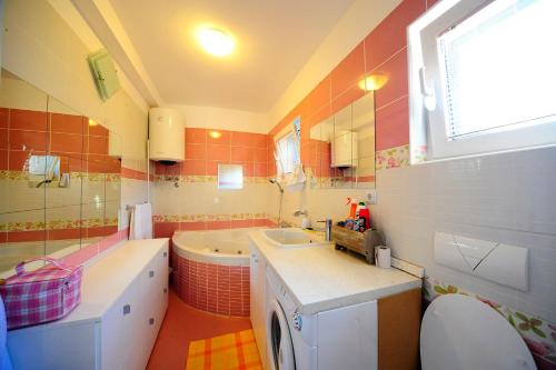ein Badezimmer mit einer Badewanne, einem Waschbecken und einem WC in der Unterkunft Villa with pool Split - Supetar Island Brac in Supetar