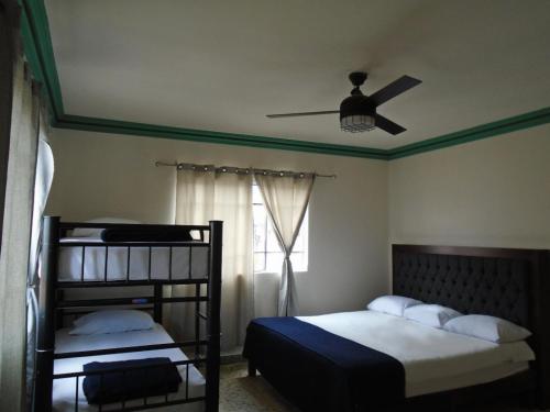 Katil atau katil-katil dalam bilik di Paulina Youth Hostel
