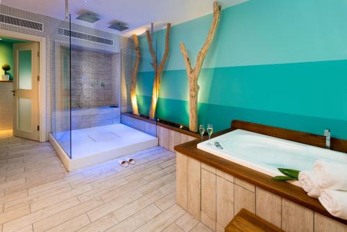 Ett badrum på Herods Vitalis Spa Hotel Eilat a Premium collection by Fattal Hotels