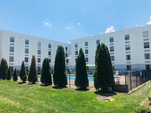 Κήπος έξω από το Holiday Inn Lansdale-Hatfield by IHG