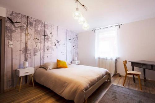 EttendorfSpacieux Appartement 3 CHBR,,Terrasse,Adapté Bébé的卧室里有一张床和一张书桌