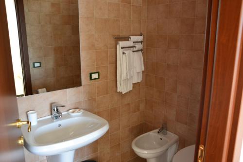 y baño con lavabo y aseo. en Villa Lorenza en Fasano