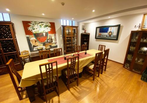 a dining room with a table and chairs at Hotel Boutique Casa San Marcos in Quito