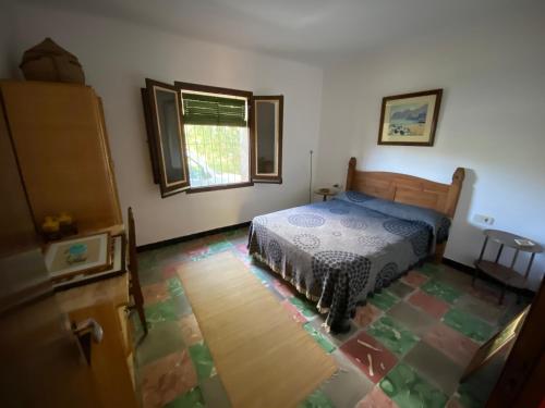 - une chambre avec un lit et un étage dans l'établissement Casa junto al bosque, à Bescanó