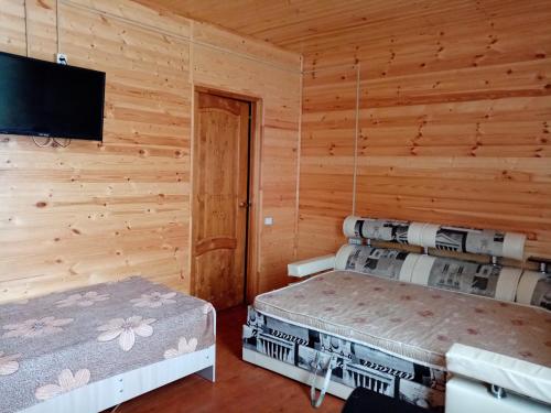 ゴルビツカヤにあるSeaside Vacation Homeのログキャビン(ベッド2台、薄型テレビ付)