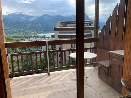 Studio Embrun à 10 mn à pied plan d eau de 2 à 4 personnes sans linge de lit ni serviettes situé 3 chemin de chadenas