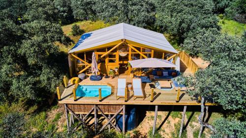 una vista aérea de una casa de madera con piscina en La Dehesa Experiences en Adamuz