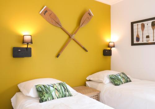Un pat sau paturi într-o cameră la Rietreiger luxe vakantielodge in Friesland - 2 badkamers