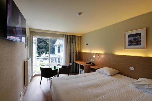 Postel nebo postele na pokoji v ubytování Auberge du Vieux Cedre, Enghien-Belgique