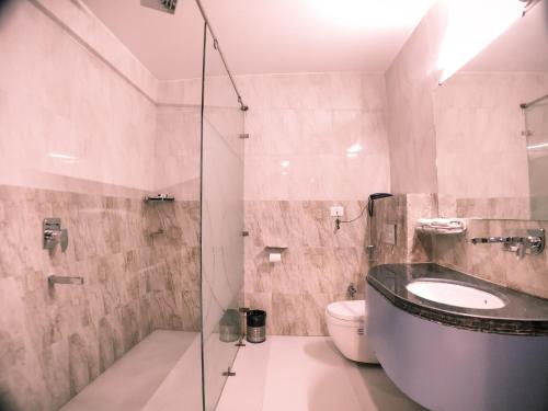 Ένα μπάνιο στο Hotel Vishnu Empire