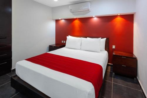Un ou plusieurs lits dans un hébergement de l'établissement Ramada by Wyndham Acapulco Hotel & Suites