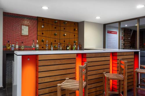 Salon ou bar de l'établissement Ramada by Wyndham Acapulco Hotel & Suites