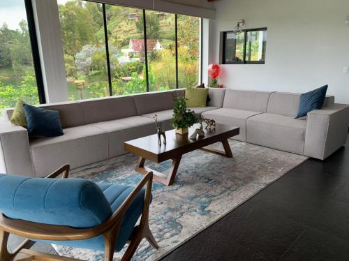 a living room with a couch and a coffee table at Jordan Hotel Boutique in Guatapé