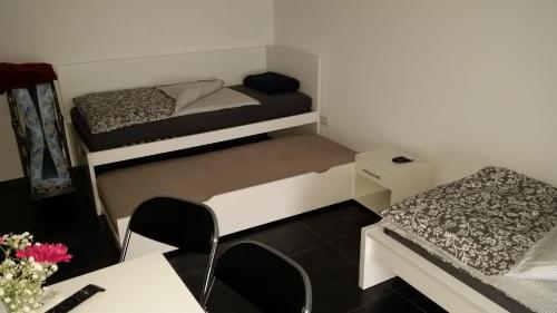 Habitación pequeña con 2 literas y escritorio. en Private Unterkunft Askinartar, en Mainz