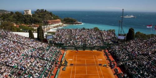 Eine große Menge Leute sehen sich ein Tennisspiel an in der Unterkunft Plein coeur de Monaco, à 300 mètres à pied du port de Monaco, 4 pièces dans des escaliers vue mer in Monte Carlo