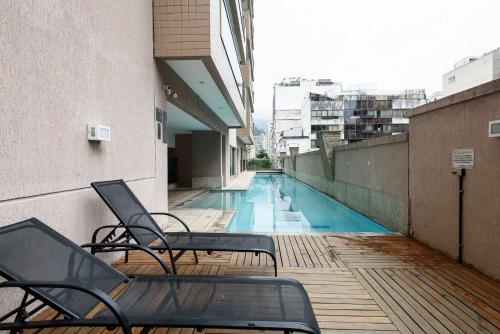 un balcón con sillas y una piscina en un edificio en Amazing Arpoador 4 pessoas, en Río de Janeiro
