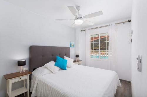- une chambre blanche avec un lit et une fenêtre dans l'établissement Casa Wind, à Costa Calma