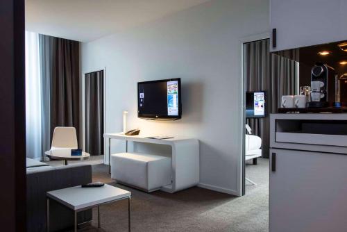 Televisyen dan/atau pusat hiburan di Radisson BLU Hotel Nantes