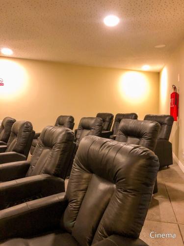a waiting room with black leather chairs in a room at Arraial Praia Ap - Residence Club Praia dos Anjos in Arraial do Cabo
