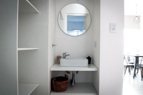 y baño con lavabo y espejo. en Mono ambiente amplio, luminoso y moderno con excelente ubicación en Rafaela