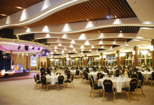 a large banquet hall with white tables and chairs at ALANYA GOLD CİTY in Alanya