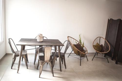 een eetkamer met een tafel en stoelen bij Mono ambiente amplio, luminoso y moderno con excelente ubicación in Rafaela