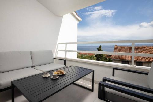 Holiday in Bol **** yellow