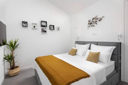 een slaapkamer met een groot bed met witte muren bij Holiday in Bol **** yellow in Bol