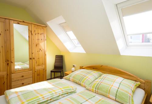 Tempat tidur dalam kamar di Ferienwohnung mit schönem Seeblick und Balkon