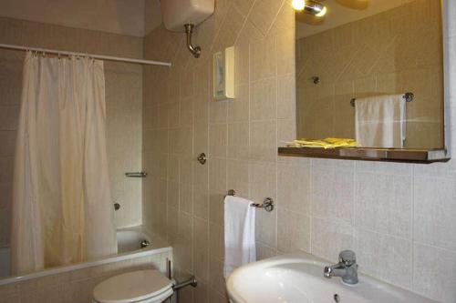 サン・ジミニャーノにあるVilla la Stellinaのバスルーム(洗面台、トイレ、鏡付)