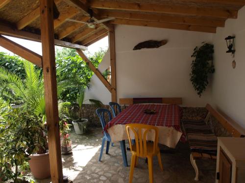 comedor con mesa y sillas en Guest Rooms Kamberovi, en Shabla